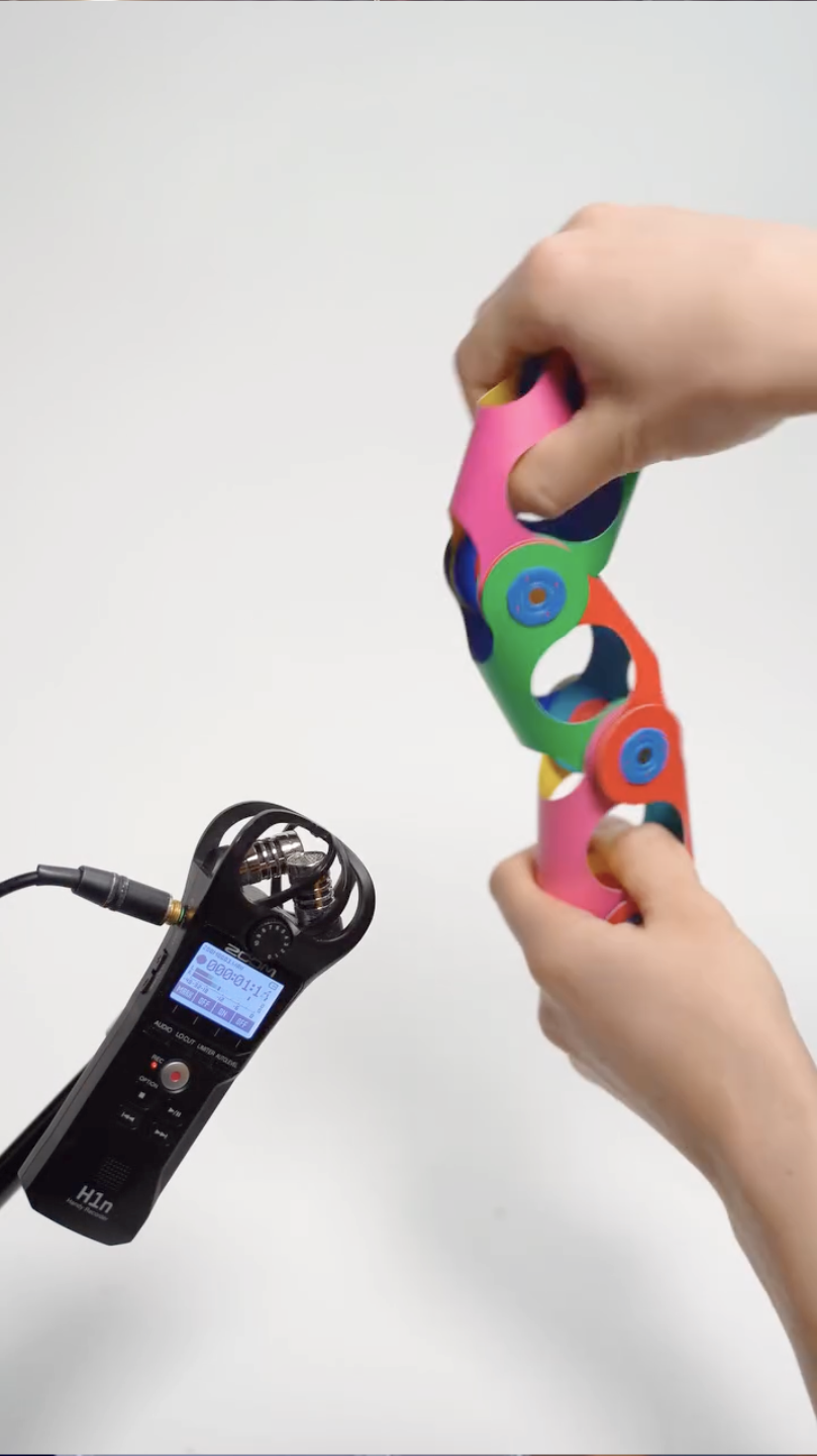Video of hands demonstrating the flexibility of Clixo toy pieces.